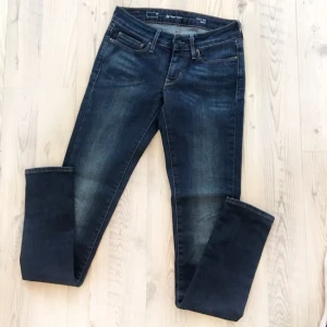  - Levi's jeans storlek 24.  Aldrig använda pga för små. Köparen står för frakt. Kan mötas upp (Åkersberga & Täby) och tar även swish. 