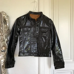  - Världssnygg äkta svart läderjacka från H&M och sprillans ny! Jag får inte ens på mig den och måste därför sälja den ☹️ Men är du en 34:a/XS så kommer den sitta som en smäck!!😉Frakt: 89kr 🎈💌