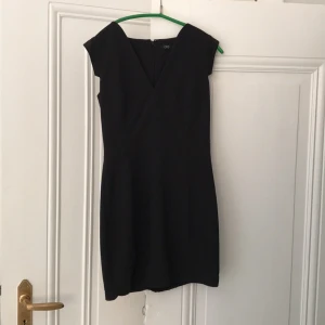  - Fin svart kontorsklänning. Snygg urringning och kortare. Köpt i Italien.