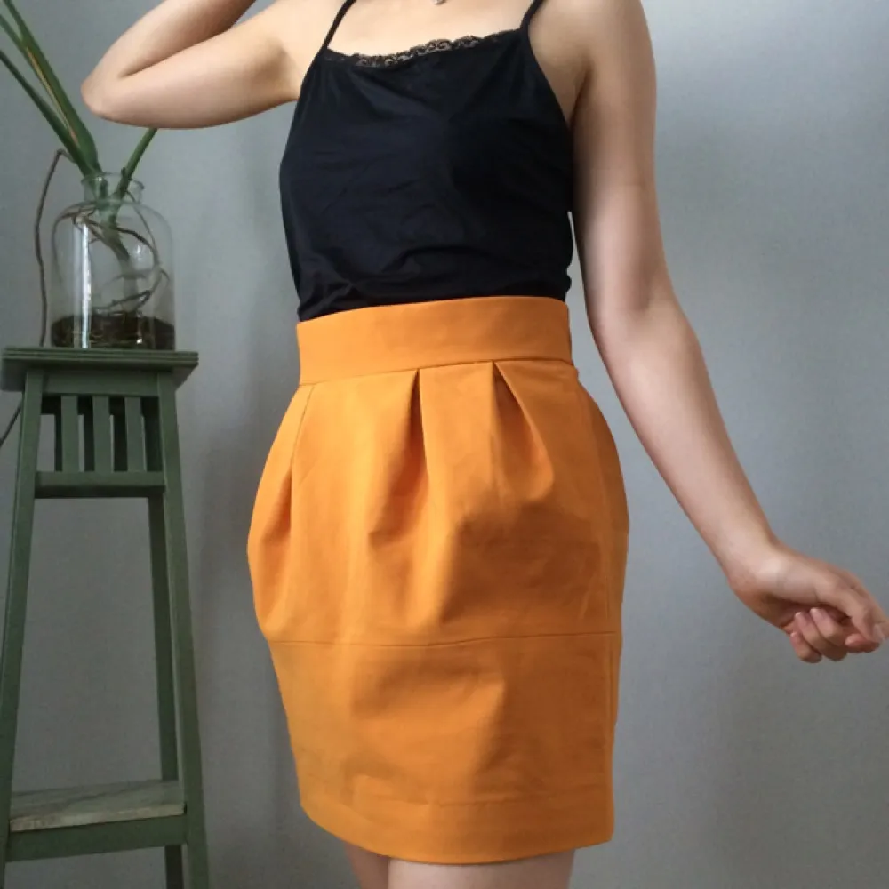 Jättefin kjol från Monki, sparsamt använd! Frakt tillkommer✨. Kjolar.