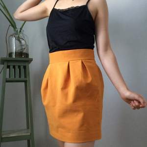 Jättefin kjol från Monki, sparsamt använd! Frakt tillkommer✨