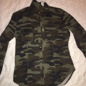  - Köpt på lindex, skjorta har etikett kvar, passar en xs-m beroende på hur man vill att den sitter. Oanvänd