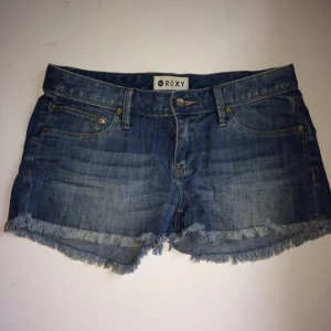  - Söta jeansshorts från Roxy, säljer för att de är för små för mig