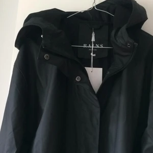  - En helt ny regnjacka från Rains. 