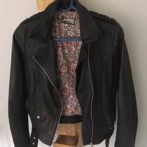  - Jättefin skinnjacka från Jofama by Kenza modell 3. Använd men fint skick! Storlek 36
