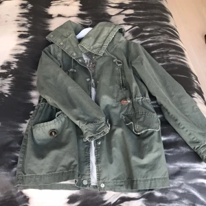  - Green "army" jacket from River Island! Size 34 but a bit oversize according to me, so it would probably fit a size 36 as well. Bought in London a couple of years ago and I haven't used as much as it deserves and thus it still looks really clean and nice! 
