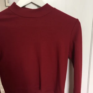  - Röd långärmad polotröja. Plus frakt. Betalning via swish.