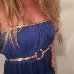  - Lång blå klänning. Tunnt tyg och skön till sommaren.