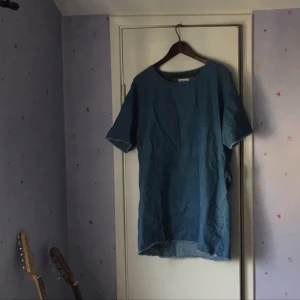  - T-shirt klänning i denim material 