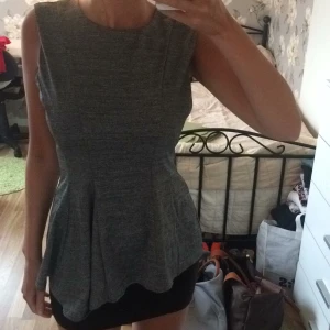  - Jättefin festtopp i skönt material, figursydd, aldrig använd 🌸