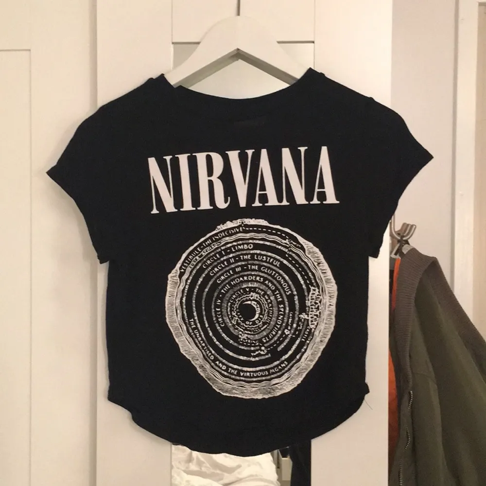 Nirvana tröja som knappt är använd ifrån HM devided .. T-shirts.