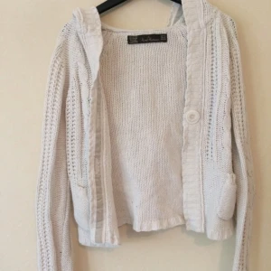  - Vit stickad kofta!