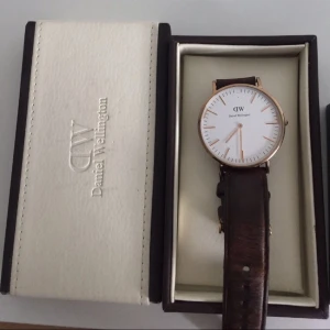  - Daniel Wellington brun läderklocka, ena sekundvisaren är av (enkelt att fixa, syns på bilden) utöver det i bra skick