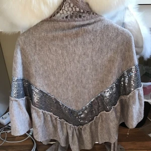  - Sjal från Bijoux, mycket sparsamt använd 