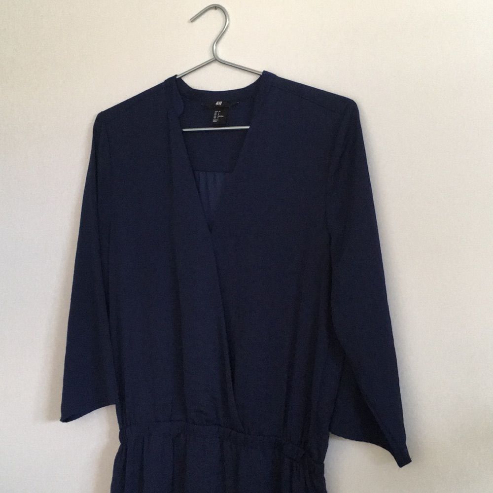 Marinblå kort klänning i skirt tyg, från H&M. Nästintill oanvänd. Klänningar.