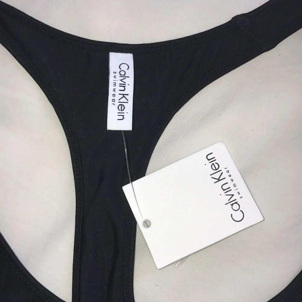 !!HELT NY!!! Superfin Calvin Klein bikiniöverdel! Fick i födelsedagspresent för någon vecka sedan men inte riktigt i min smak, så den förtjänar en ny ägare<3 frakt ingår! Pris går att diskuteras. Övrigt.