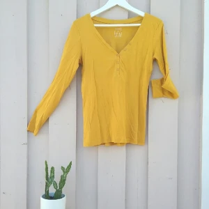  - Skön topp i bomull, senapsgul, inte fått kärleken den förtjänar.