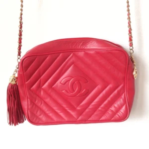  - Väska "Chanel", alltså kopia. Äkta läder, innerväskan är lös och behöver limmas fast.