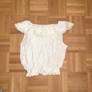  - Somrig top från bikbok, säljer massa billiga kläder pga flytt