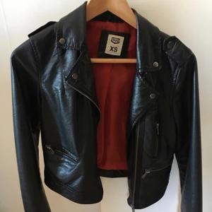  - Skinnjacka från crocker. Litet håll på insidan vid armhålan men har sytt igen det så det är inget problem. Bra märke och bra kvalité! 