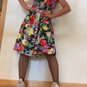  - Shysst vintage sommarklänning i härligt tyg! Snygg till sneakers!