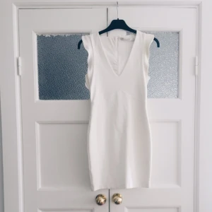  - Helt ny fodralklänning från Zara, med volanger på armarna! Köpt till min student för två år sedan men slutade med att jag använde en annan klänning, så säljer pga bara hängt i min garderob sedan dess! Köparen står för eventuell frakt