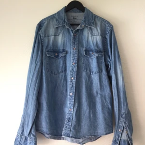  - Gant Rugger jeansskjorta. Strl L.