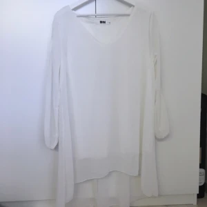  - Klänning med öppna armar och kort underklänning, längre baktill. Frakt ingår i priset!