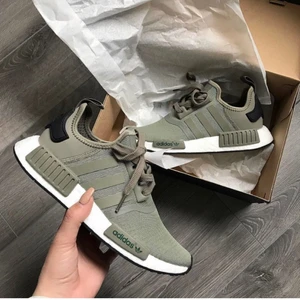  - Säljer ett par till Nmd, inköpta från Zalando. Bra skick endast något litet vitt sträck som inte märks av ( PM om du vill ha bild). Dom är nytvättade och inte använda efter dez