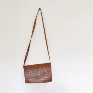  - Liten handväska i fejkskinn