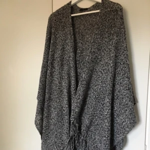  - Jättefin stickad poncho från Åhléns.