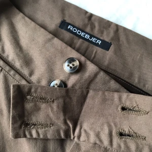  - Vintage rodebjer. Modellen säljs inte längre vad jag vet, men passformen är väldigt lik deras Sini byxor, men i lite hårdare material.   Supersnygga men kommer helt enkelt inte till användning. Sparsamt använda och i princip i nyskick :) 