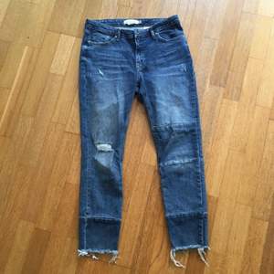 Slitna jeans från H&M. Sitter snyggt på. Lite boyfriend modell. Knappt använda. 