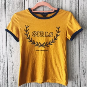  - Känd tröja från Monki. Säljes för 30kr, frakt tillkommer 