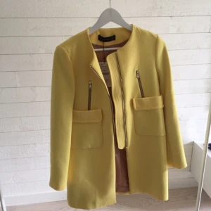  - Oanvänd kappa från Zara. Priset kan diskuteras vid snabbköp.