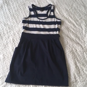  - Somrig klänning med fickor. 