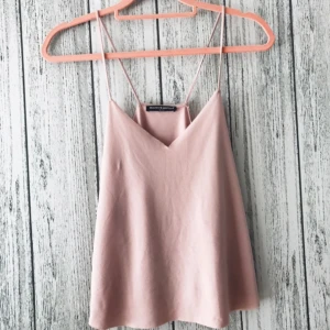  - Linne från Brandy Melville i storlek one size. Linnet är aningen stort och passar S-M. Säljes för 60kr inkl frakt. 