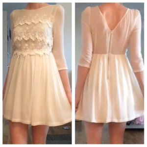  - Krämvit klänning. I fint skick. Köparen står för eventuell fraktkostnad och betalning görs via swish.