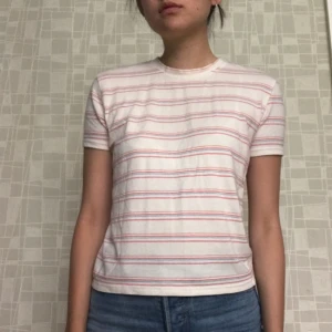  - Söt t-shirt från Brandy Melville ! Det är en one size men passar nog en S/M , använd 1 gång. Superskönt material och en fin hög krage. 🍑✨🍑✨🍑 Kan mötas i Stockholm/swish/köparen betalar ev. Frakt🌸