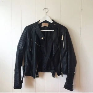  - Skinnjacka från Chiquelle. Det är en storlek s men för någon anledning står det 38 i den, men är som sagt mer som en S. Ganska tight så det skulle även funka på en xs.