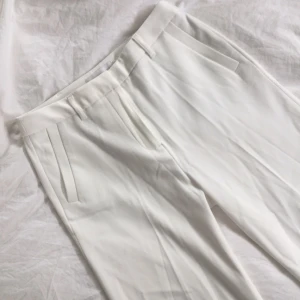  - Vita kostymbyxor ifrån Stockholm Lm. Använda en gång. Långa i benen