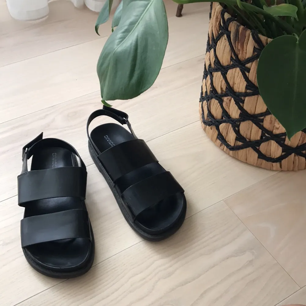 Nice black, comfortable summer sandals from H&M - perfect for casual wear or parties, you choose. Used only a few times so they still look really good and clean as can be seen on the pictures. Shipping will be added and payment through swish. 💋. Skor.