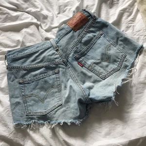  - Snygga Levis shorts 501or i en ljusblå färg. Storlek 26. 