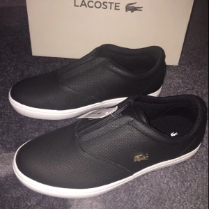  - Snygga Lacoste skor,  Storlek 36 Nypris 1299kr 