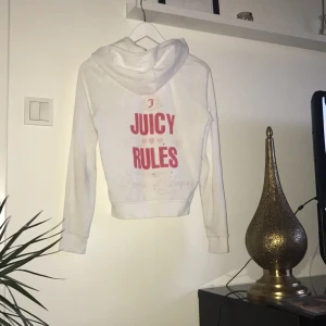 - Vit tracksuit från Juicy Couture med rosa detaljer. Hoodien är en medium (känns dock som small) och byxorna är i small. Fint skick 🌸