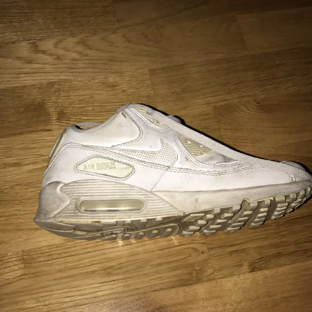 Säljer mina Nike air Max använd 1 år ganska bra skick t . Skor.