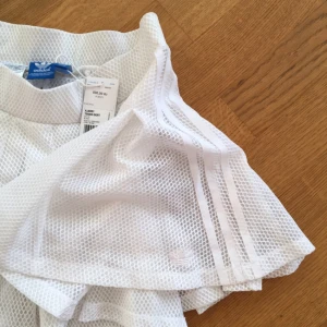  - Snygg kjol från adidas, aldrig använd. Stor i storleken. 
