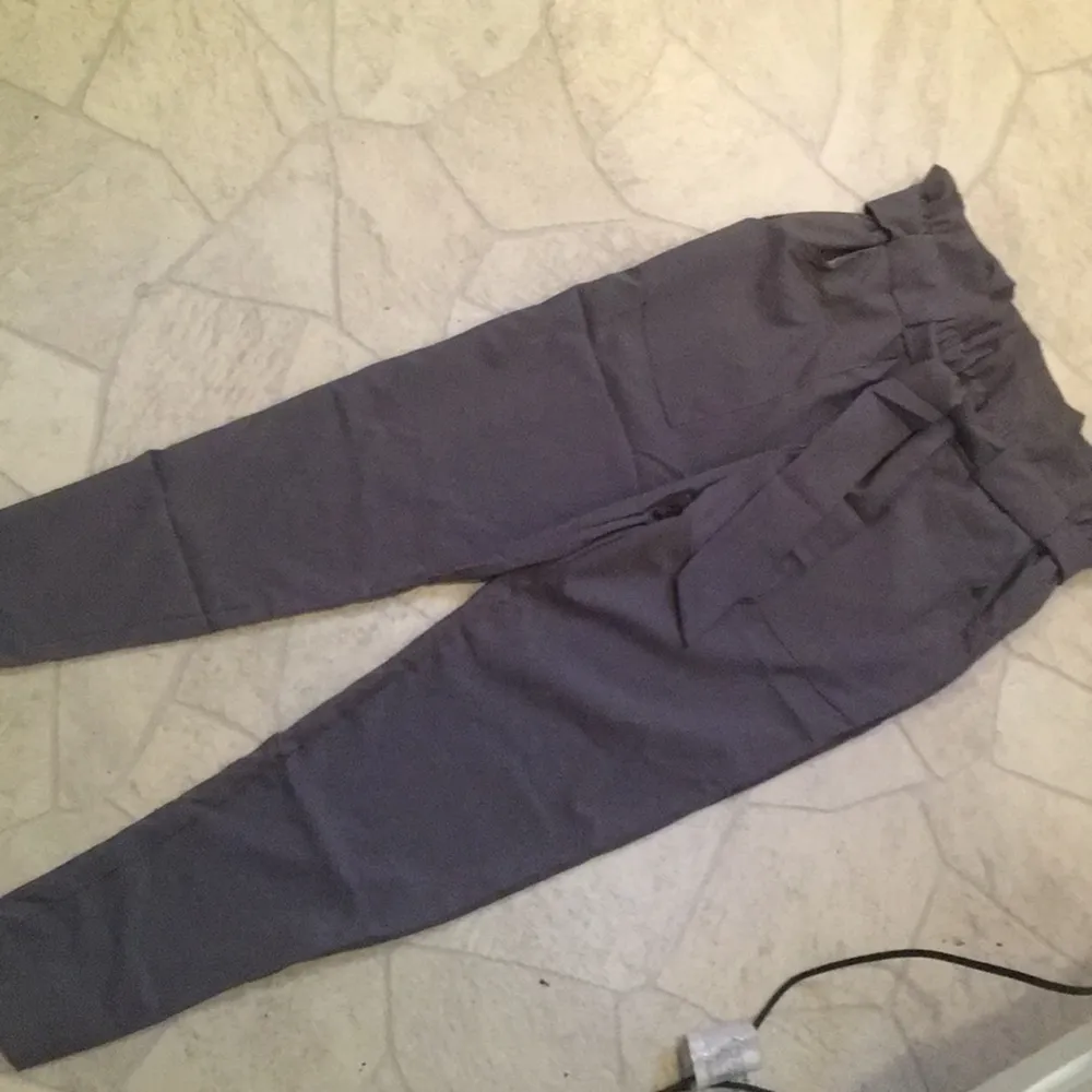 Fina mörk gråa byxor i stl M köpta från wish för 150kr styck, dom är ganska små så skulle säga att dom är i stl S . Jeans & Byxor.