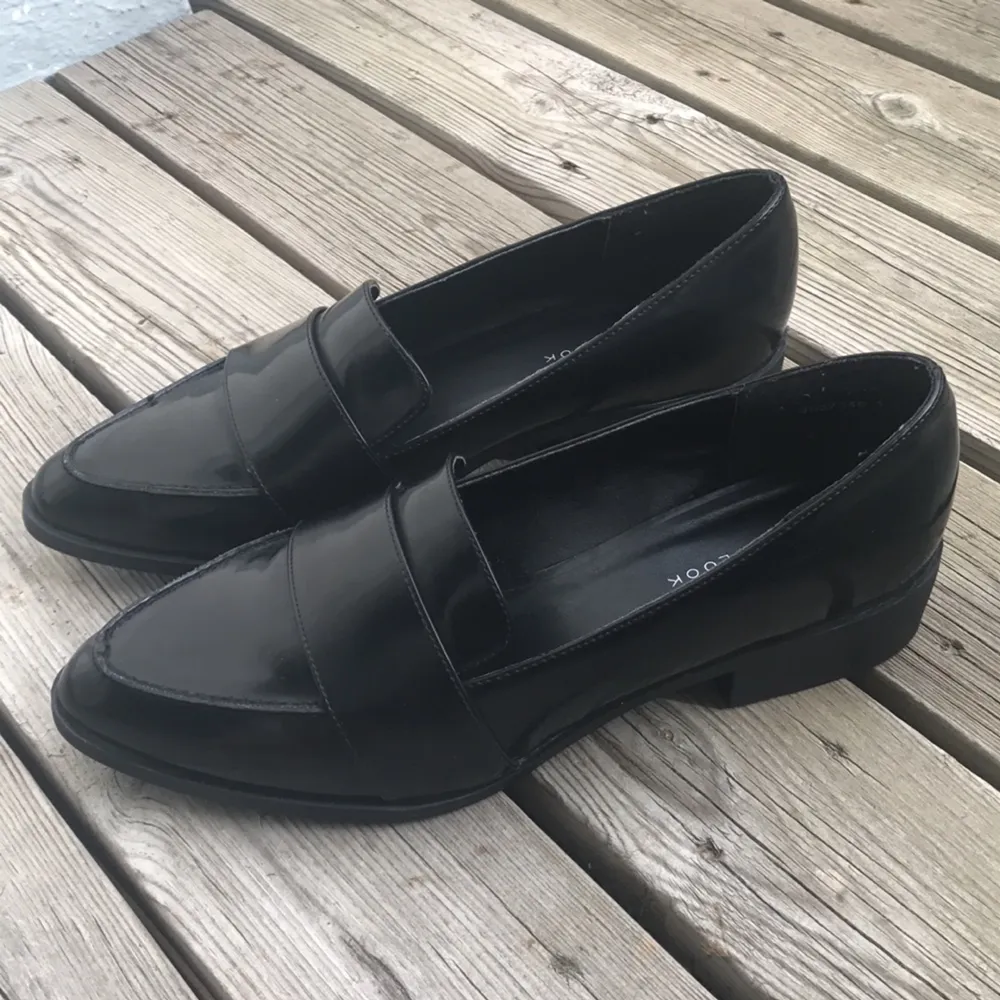 Snygga svarta loafers köpta på new look för ett par år sedan. Aldrig använda. Frakt tillkommer🌸. Skor.