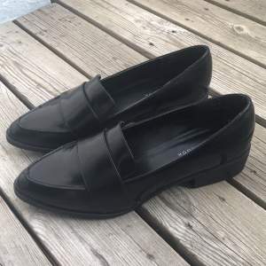 Snygga svarta loafers köpta på new look för ett par år sedan. Aldrig använda. Frakt tillkommer🌸